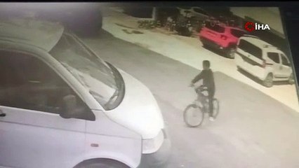 Bisiklet kullanan çocuğun ölümden döndüğü anlar kamerada!