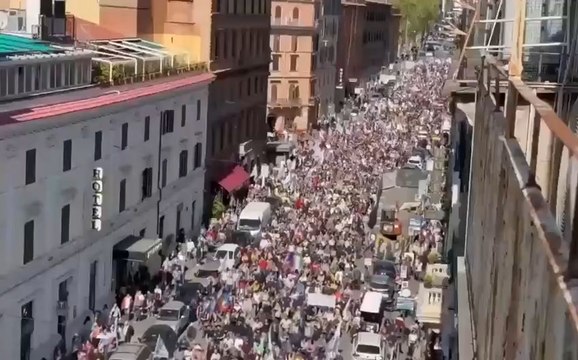 🇮🇹Les pays Européens se reveillent !!!Des milliers de personnes manifestent à Rome contre le plan d'armement de 800 milliards d'euros de l'UE.Les manifestants scandaient : « Nous avons besoin de nouveaux hôpitaux, pas de missiles. »