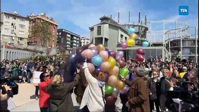“Mahir Polat’a özgürlük” demek için Gazhane’de toplanan vatandaşlar yüzlerce balonu gökyüzüne saldı