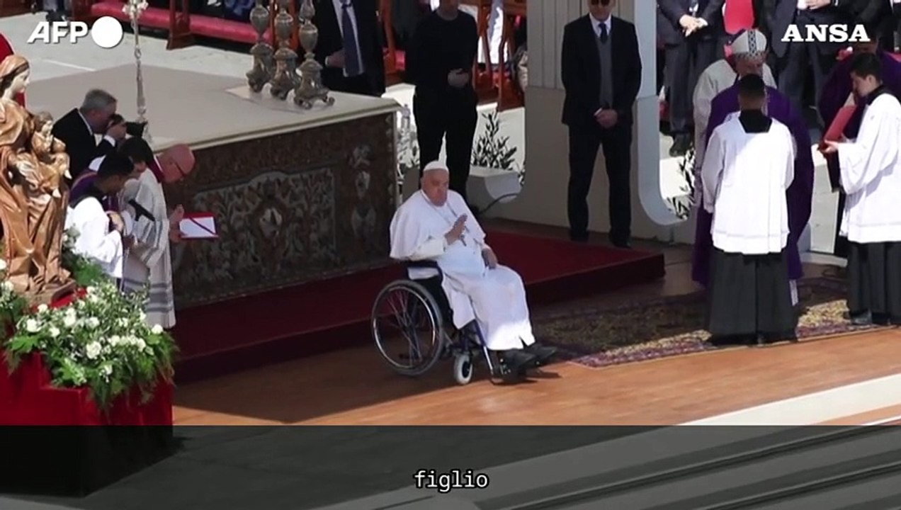 Papa Francesco torna in piazza San Pietro e saluta i fedeli