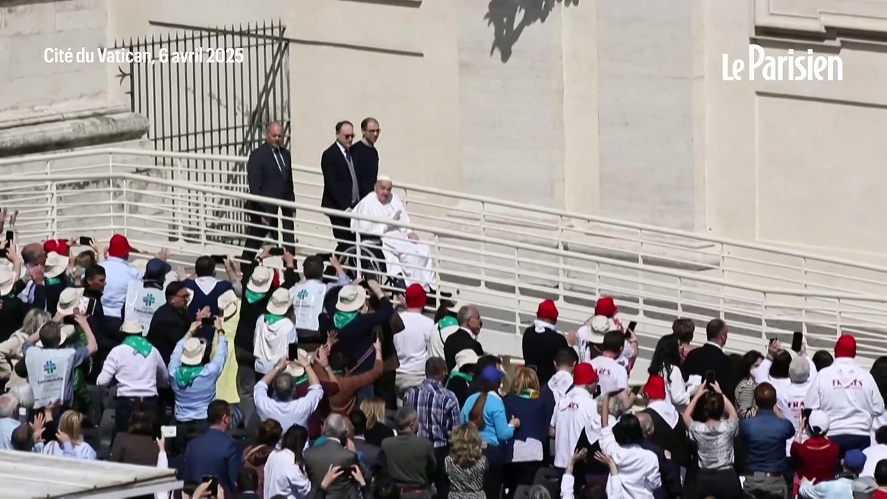 Le pape François, encore convalescent, fait une apparition surprise au milieu des fidèles