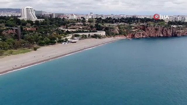 Bayram tatilinin son gününde Konyaaltı Sahili’ne akın ettiler