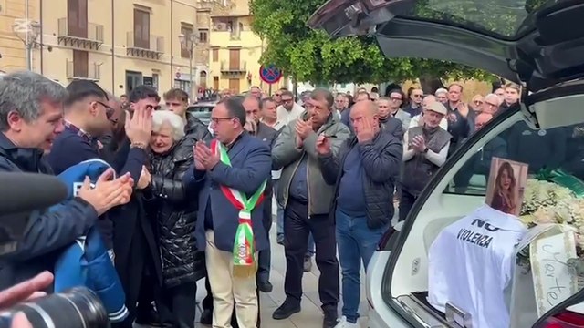 Silenzio e preghiera per Sara: la veglia alla camera ardente