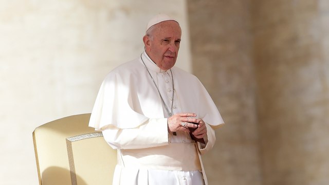 GALA VIDEO - Le pape François sous oxygène et assis dans un fauteuil roulant : apparition au Vatican après son hospitalisation