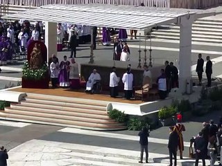 El video de la aparición sorpresa del Papa ante los fieles en la plaza de San Pedro