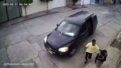 VIDEO: ¡Casi la secuestraron! Cámaras captan el momento en que casi se llevan a una escolar