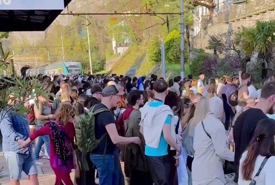 Varenna, l'assalto al treno: centinaia di turisti invadono i binari per salire a bordo