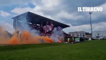 Livorno, fumogeni e cori: la carica del popolo amaranto prima del match col Terranuova