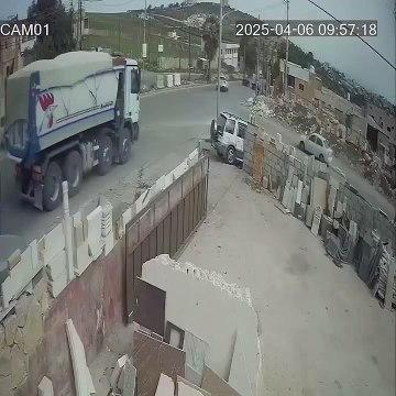 سائق شاحنة يفقد السيطرة على مركبته في منطقة إيدون بإربد ما أدى إلى انحراف المركبة