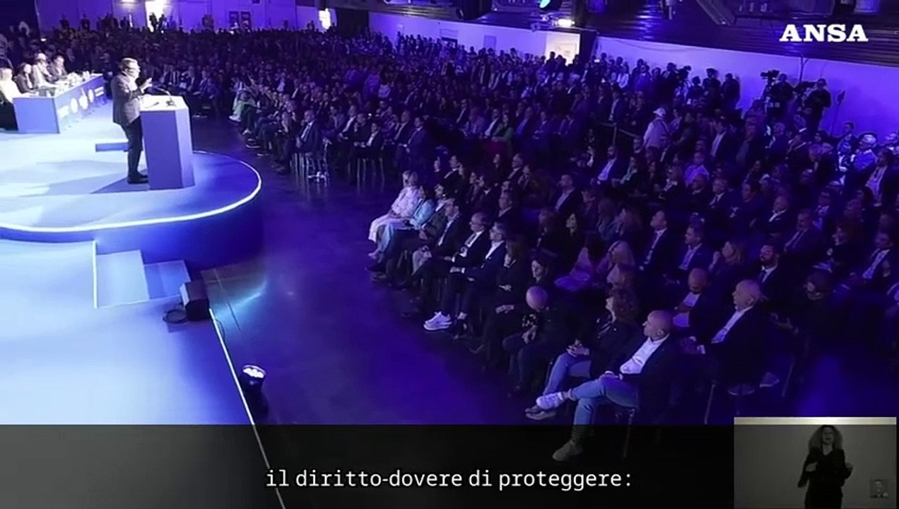 Congresso Lega, Salvini: "Spendere per sanita' e scuole, non per le armi"