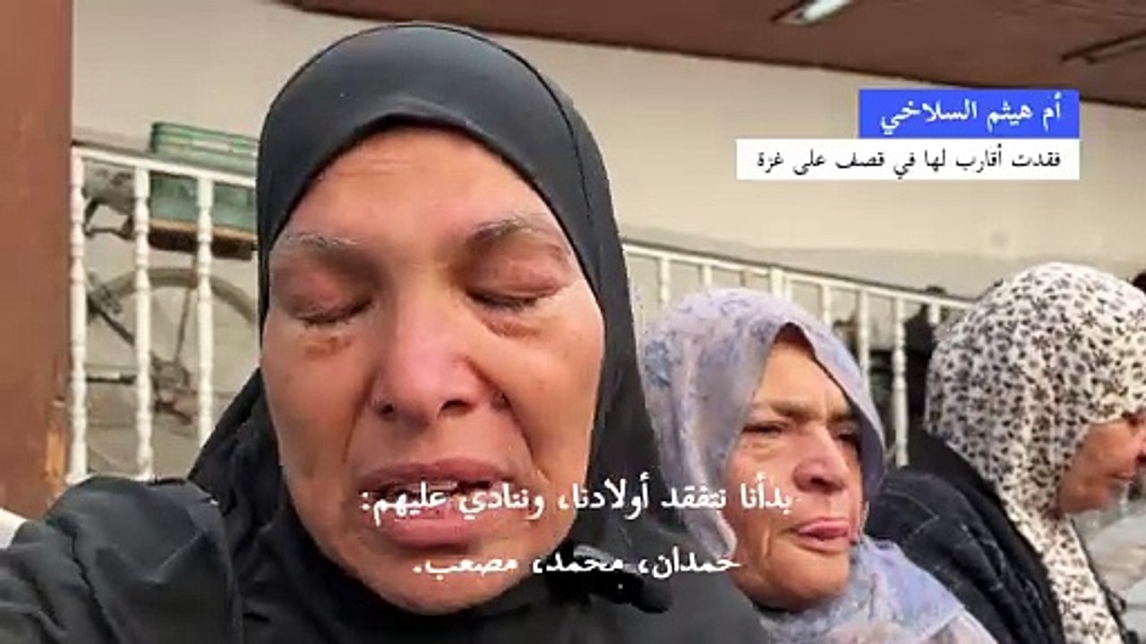 فلسطينيون يودعون ذويهم بعد قصف على غزة