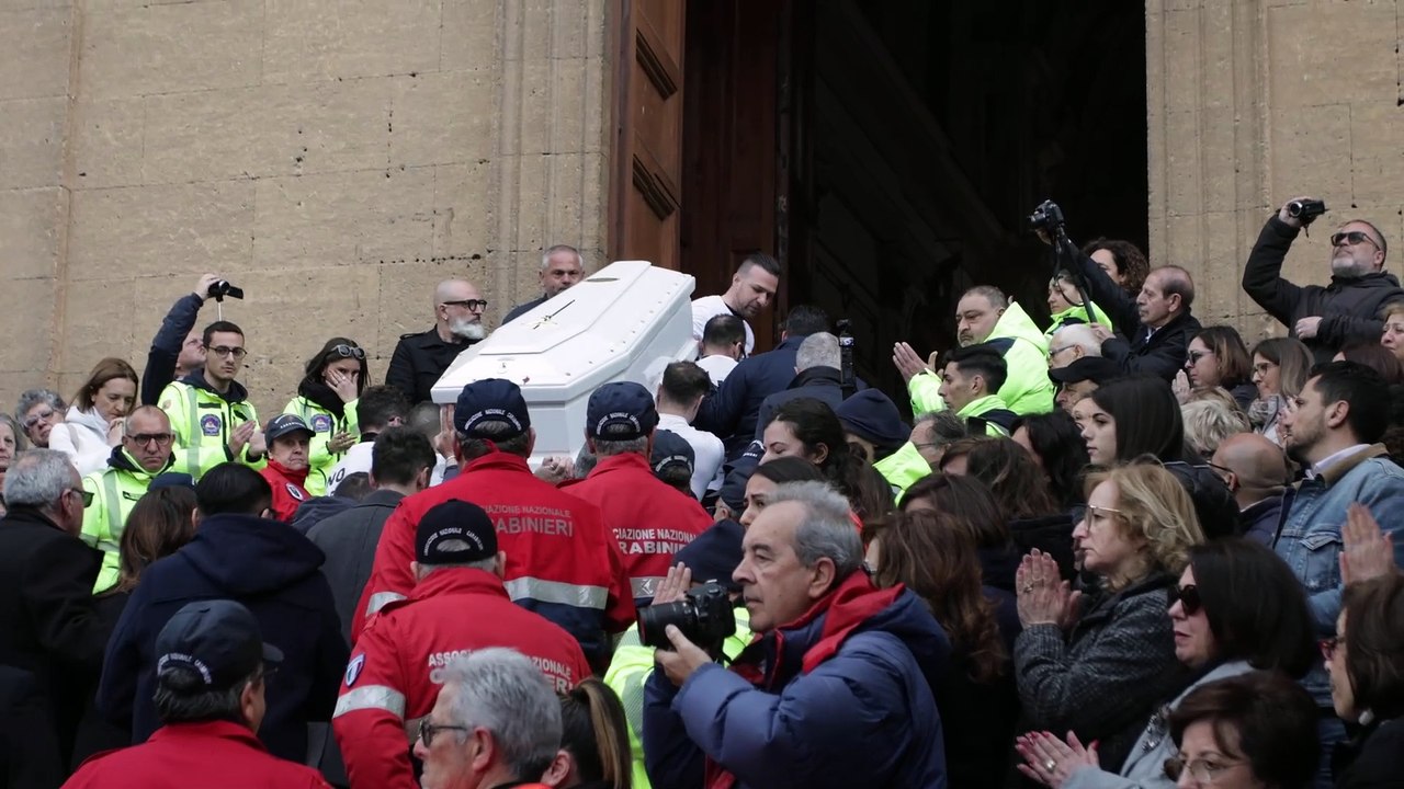 La Sicilia si ferma per l'ultimo saluto a Sara Campanella