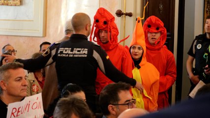 Simpatizantes de Vox entran al pleno de Alcalá de Henares disfrazados de gambas