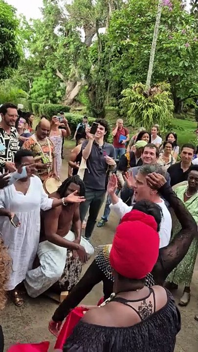 Manuel Valls s'essaie au maloya