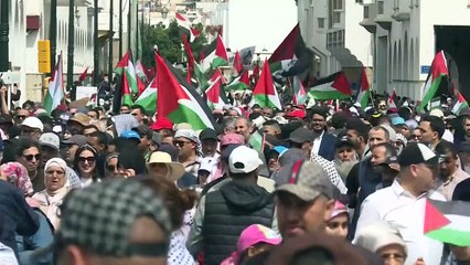 مغاربة يشاركون في مسيرة مؤيدة للفلسطينيين في الرباط
