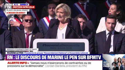 Marine Le Pen (RN) salue lors du rassemblement de soutien, "un sursaut populaire pour la démocratie"
