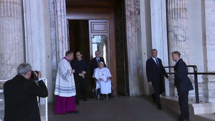 El papa Francisco ha reaparecido ante los fieles en la Plaza de San Pedro del Vaticano