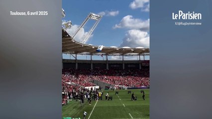 Toulouse : un parachutiste s'accroche au toit du Stadium