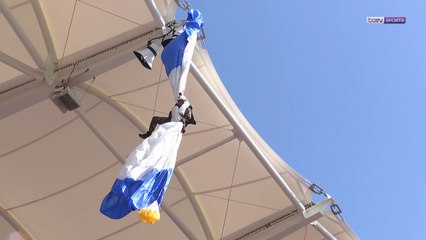 Champions Cup : Les images spectaculaires d'un parachutiste coincé sur le toit et sauvé par des pompiers à Toulouse