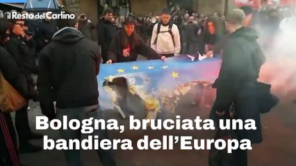 Bologna, bruciata una bandiera dell'Europa: il video