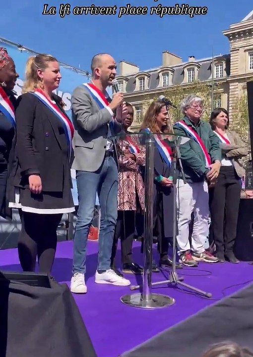 Place de la République, l'extrême gauche avec les Insoumis se mobilise contre Marine Le Pen