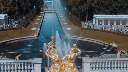 Tilt Shot of the Samson Fountain