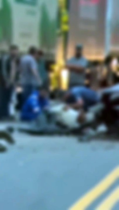 Milagre! Carro parte ao meio após acidente envolvendo caminhões e motorista é resgatado com ferimentos leves