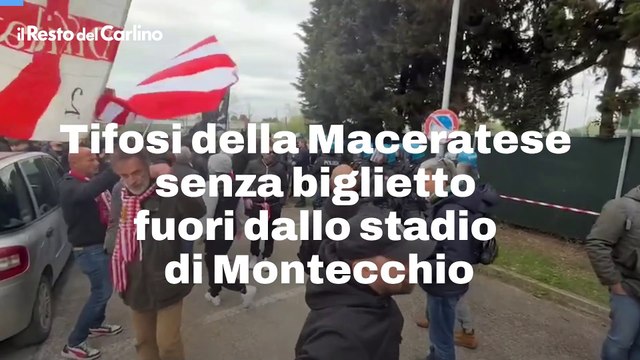 Tifosi della Maceratese senza biglietto fuori dallo stadio di Montecchio