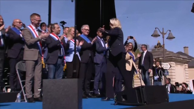 Le Pen évoque l’esprit de Martin Luther King lors d’un rassemblement de ses partisans à Paris. 4o