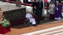 Papa Francisco faz aparição surpresa na Praça de São Pedro