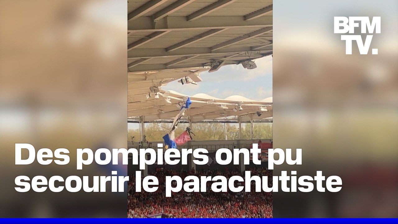 Un parachutiste se retrouve accroché au Stade Toulousain avant le coup d'envoi d'un match de rugby