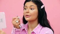 فيديو يظهر روتين مكياج كايلي جينر اليومي والسريع
