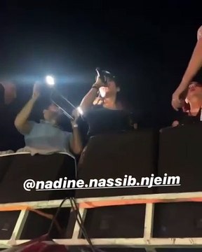 نادين نسيب نجيم تتلو قسم جبران في ساحة اعتصامات لبنان