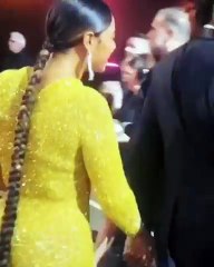 بيونسيه تكشف عن أنوثتها بفستان الباييت الذهبي من يوسف الجسمي