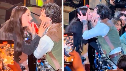 Ángela Aguilar y Christian Nodal derrochan amor en el palenque de Texcoco
