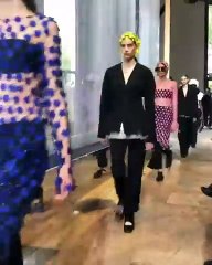 صيحة دلو الماء جعلت عرض Nina Ricci مختلفاً عن غيره شكلاً ومضموناً