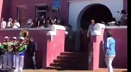 ميغان ماركل تبدأ يومها الثاني في أفريقيا بالحجاب والفستان المُكرّر وتكسر القواعد الملكية