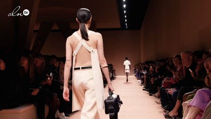 فيديو لعرض هيرميس الذي غلبت عليه ألوان الشياكة والقصات المستقيمة