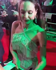 أنجلينا جولي حيوية بالفضّي وليلي روز ديب كلاسيكية مع شانيل