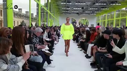 فيديو لعرض فالنتينو الذي يثير البهجة بألوانه وقصاته المرهفة