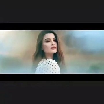 مُدوِّنة الموضة روان بن حسين تُشارِك ناصيف زيتون بأحد كليباته