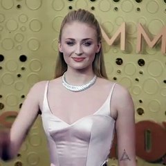 عقد صوفي تورنر يكرّسها النجمة الأكثر شياكة في حفل Emmy Awards