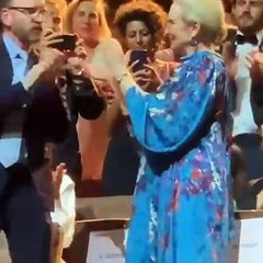 بينيلوبي كروز عروس مهرجان البندقية والنجمات يُفضّلن الإطلالات المُريحة