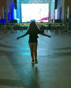 بالفيديو.. نيكول سابا تُشعِل مواقع التواصل برقصها في شوارع تركيا