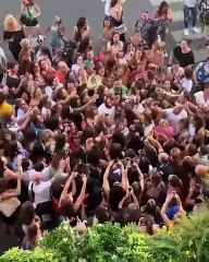 بالفيديو .. جان يامان محاصر في إيطاليا بالمعجبات