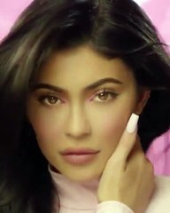 خطأ فوتوشوب يُحرج كايلي جينر ويكشف التلاعب الكبير في صورها