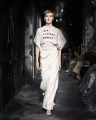 باليرينا ديور وشانيل في مواجهة الأحذية الرياضية الضخمة والرابح أناقتنا