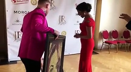 بفخامتها الهوليوودية، كاثرين زيتا جونز تحتفل بحصولها على الوسام الشرفي