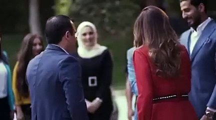 إطلالة الملكة رانيا تُلهمنا بتنسيقها الذكي
