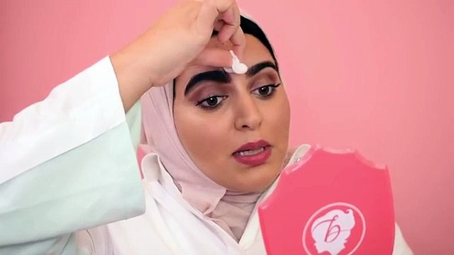 ارتقي بمظهرك هذا العيد: خطوات لإطلالة الحواجب بلون الحنّاء!